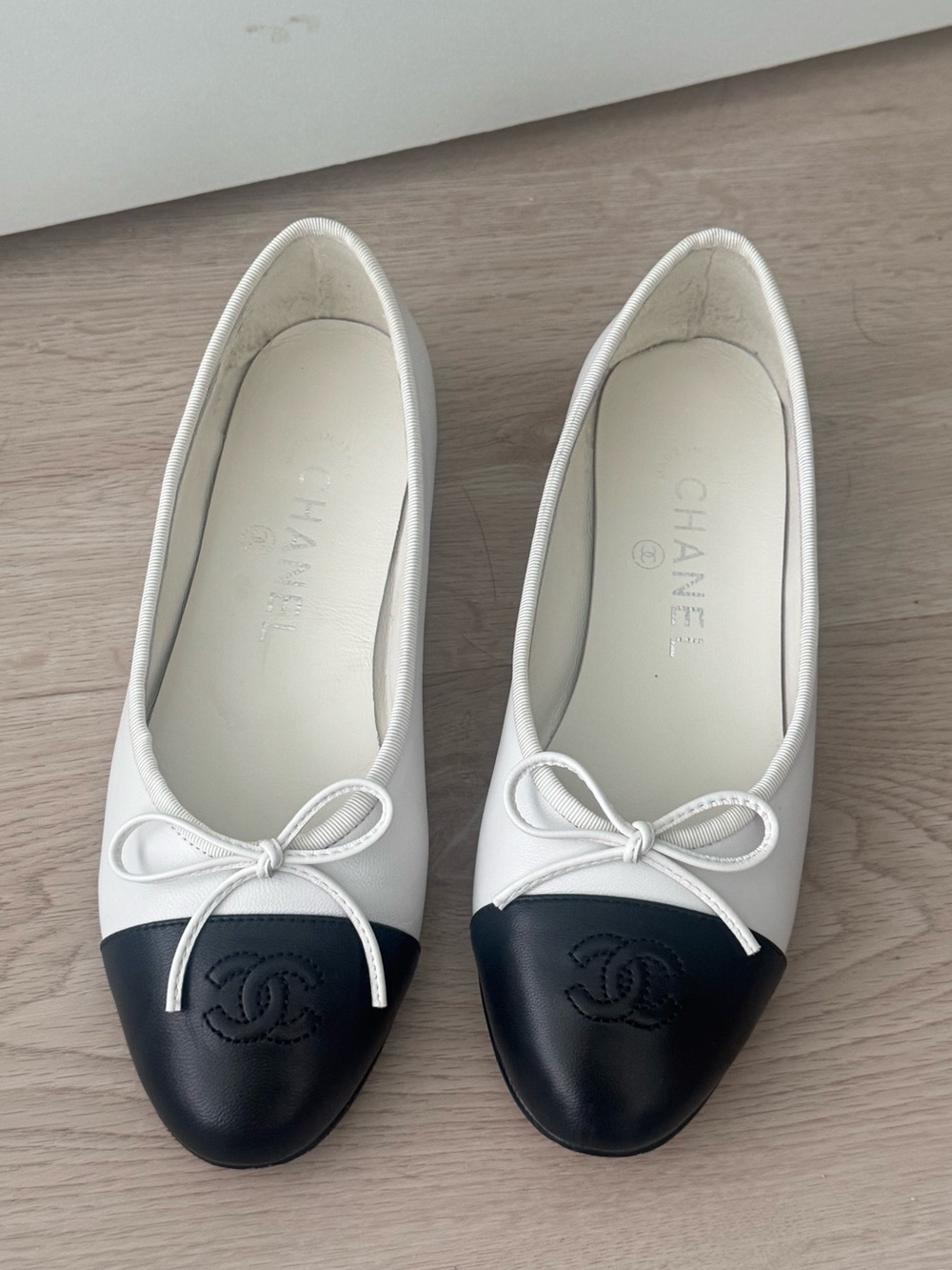 Authentic Chanel ballerina flat bow black& white size 36c